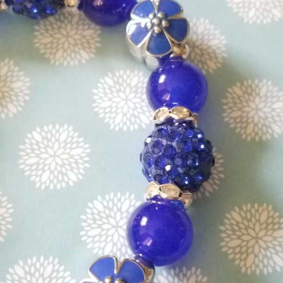 Blue bead bracelet with flower charms - Picture 3 of 3